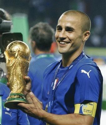 Fabio Cannavaro vinh dự được trao cup vàng World Cup 2010 