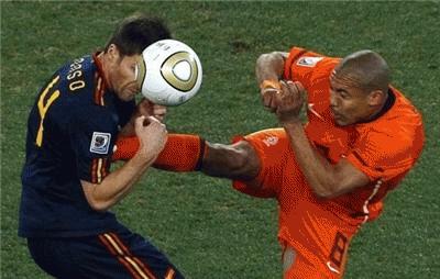 Cú đạp ngực của Nigel De Jong với Xabi Alonso