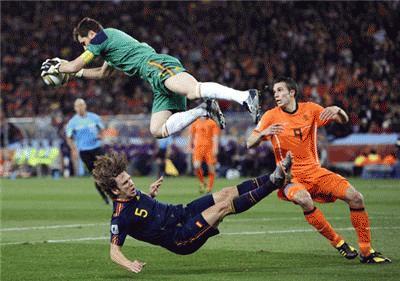Thủ thành Casillas đã phải làm việc khá vất vả sau những pha dứt điểm của đội tuyển Hà Lan