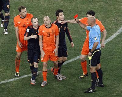 Heitinga đã buộc phải ra sân sau khi nhận thẻ vàng thứ 2, bỏ lại sự khó khăn cho đồng đội màu da cam.