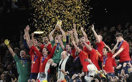Iker Casillas đang giơ cao chiếc cup vô địch trong niềm chiến thắng hân hoan
