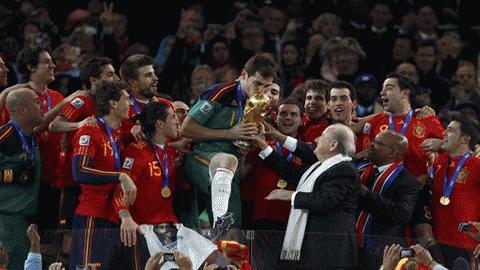 Chủ tịch FIFA, Sepp Blatter trao chiếc cup danh giá cho đội trưởng, thủ thành Iker Casillas