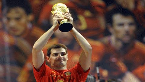 Đội trưởng, thủ thành Iker Casillas giương cao Cup vàng FIFA