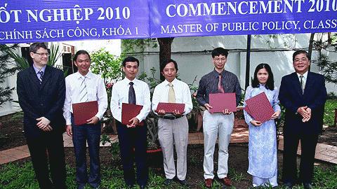 Các học viên nhận bằng tốt nghiệp.