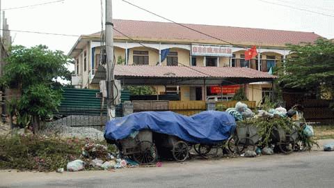 Người dân dựng lán, canh không cho xe chở rác về bãi xử lý, gây nên cảnh tượng rác ngập đường phố.