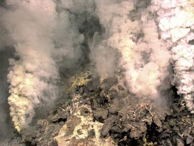 Nguồn nước giàu khoáng chất trào lên từ những miệng phun của ngọn núi lửa đồ sộ Kawio Barat ngoài khơi Indonesia.