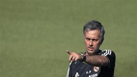 Mourinho cập bến Bernabeu mang theo bao hi vọng của Real Madrid. Ảnh: AP