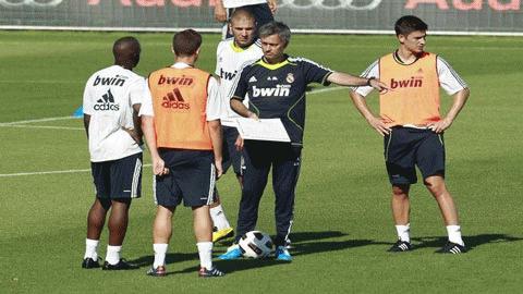 Phương pháp huấn luyện của Mourinho bước đầu gây ấn tượng đối với các học trò, trong đó có người hùng ở World Cup 2010, Iker Casillas. Ảnh: Reuters