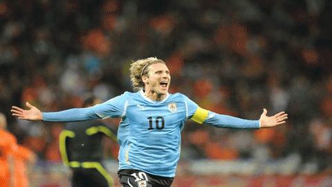 Sau thành công trên đất Nam Phi, Diego Forlan vẫn muốn tiếp tục được cống hiến cho ĐT Uruguay ở World Cup 2010. Ảnh: Getty