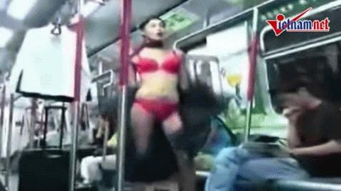 Video Clip Thứ 5:Hot girl thản nhiên cởi đồ trên tàu điện ngầm