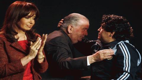 Chủ tịch LĐBĐ Argentina Julio Grondona (giữa) tỏ ra bực bội khi Maradona không chuyên tâm cho vấn đề hợp đồng với ĐT xứ tango. Ảnh: Reuters