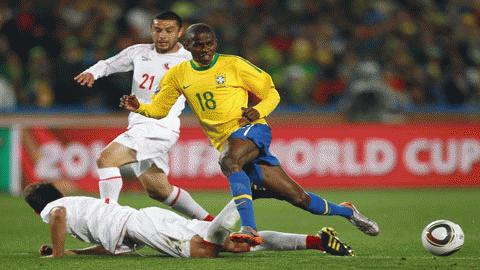 Ramires (áo vàng) trong màu áo ĐT Brazil tại World Cup 2010. Ảnh: Getty