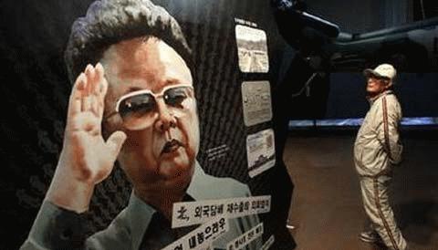 Một người đàn ông ngắm ảnh chân dung chủ tịch CHDCND Triều Tiên Kim Jong-il trong một cuộc triển lãm cuộc chiến Triều Tiên ở Bảo tàng Chiến tranh Triều Tiên tại Seoul ngày 23/7. (Ảnh: Reuters)
