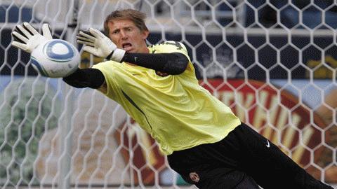 Van der Sar là một trong số ít các thủ môn xuất sắc mà M.U có được. Ảnh: Reuters