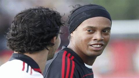 Ronaldinho sẽ chấp nhận bị giảm lương để ở lại Inter Milan đến năm 2014? Ảnh: AP