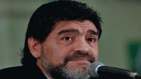 Maradona phát biểu tại buổi họp báo tuyên bố chia tay ĐT Argentina. Ảnh: AP