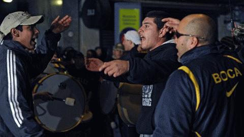 Sự ra đi của Maradona khiến nhiều CĐV Argentina phản ứng dữ dội và biểu tình bên ngoài trụ sử của AFA. Ảnh: Getty