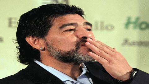 Maradona bắt đầu buổi họp báo với một nụ hôn hướng về phía báo giới. Ảnh: Reuters