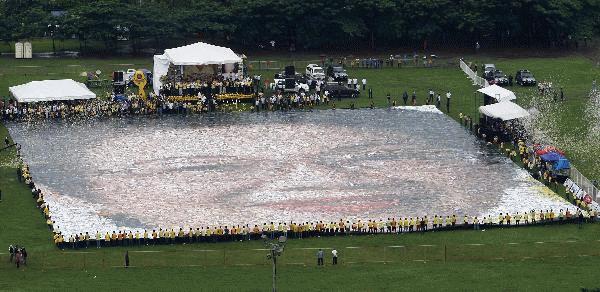 Bức tranh cố tổng thống Aquino tại công viên Luneta (Ảnh: Reuters)