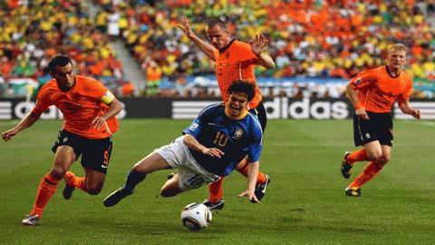 Kaka đang đứng trước nguy cơ phải rời xa sân cỏ trong 3 tháng do chấn thương ở World Cup 2010. Ảnh: Getty