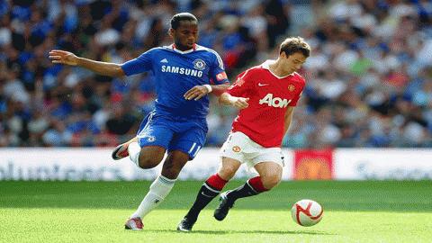 Drogba (trái) tỏ ra lo lắng về khả năng bảo vệ chức vô địch Premier League của Chelsea. Ảnh: Getty