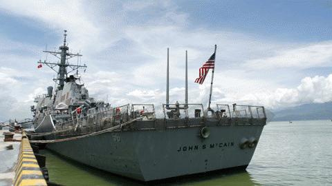 Sáng 10/8, tàu khu trục USS John S.McCain cập cảng Tiên Sa (Đà Nẵng), trong một chương trình phối hợp với Hải quân Việt Nam huấn luyện phi tác tác chiến kéo dài 5 ngày.
