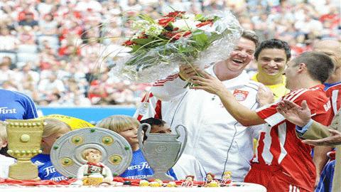 Ribery thay mặt các đồng đội tặng hoa cho thầy