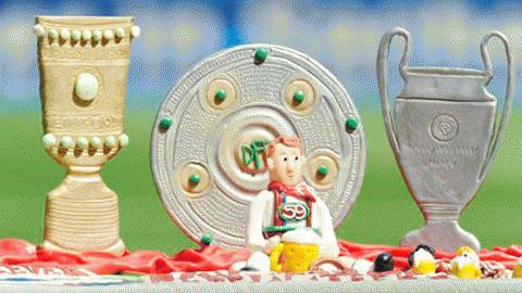 Chiếc bánh đặc biệt mô phỏng bộ ba danh hiệu mà Bayern Munich hướng đến mùa giải tới