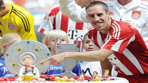 Ribery chỉ vào chiếc bánh hình ông thầy Van Gaal