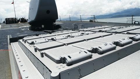 Trên boong trước mũi tàu khu trục này là 32 ống phóng tên lửa chiều thẳn đứng, và một pháo 127mm.