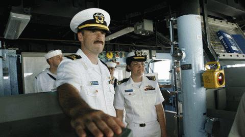 Từ năm 1990, Mỹ đã cho phép nữ thủy thủ phục vụ trên các tàu quân đội, với những chuyến hành trình kéo dài nhiều tháng trên biển. Nhưng theo quy định, nam - nữ thủy thủ trên tàu không được phát sinh tình cảm riêng tư ngoài nhiệm vụ.