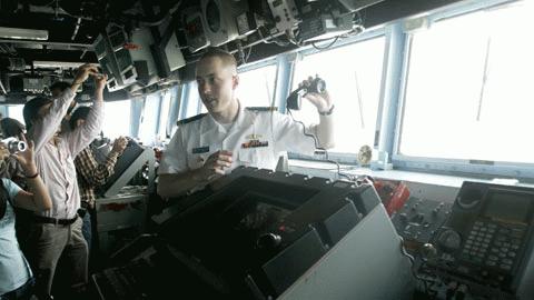 Trên ca bin chỉ huy của khu trục hạm mang tên của dòng họ McCain nổi tiếng ở Mỹ, sỹ quan Brian Hamilton đang giới thiệu về tính năng của các thiết bị điện tử dùng điều khiển con tàu chiến đấu có tốc độ hơn 30 hải lý/ giờ này.