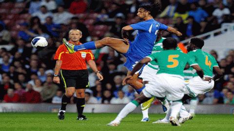 Italia (xanh) đã có những thay đổi về lối chơi dưới thời HLV Prandelli