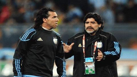 Tevez tỏ ra rất đồng cảm với Maradona. Ảnh: Getty