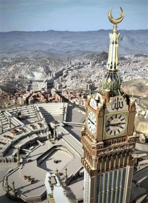 Chiếc đồng hồ được tọa lạc trên tòa tháp cao thứ 2 thế giới, nhìn xuống thánh địa Mecca