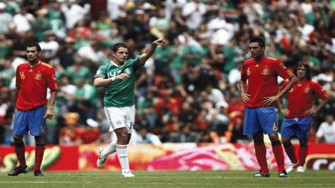 Tân binh của M.U, Javier Hernandez (số 14) ghi bàn mở tỷ số cho Mexico từ rất sớm. Ảnh: AP