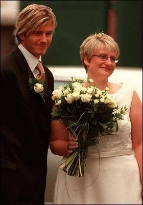 Beckham và chị gái Lynne trong lễ cưới của anh vào năm 1998