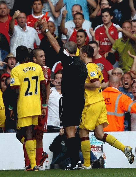 Thẻ đỏ của Joe Cole là một mất mát lớn cho Arsenal