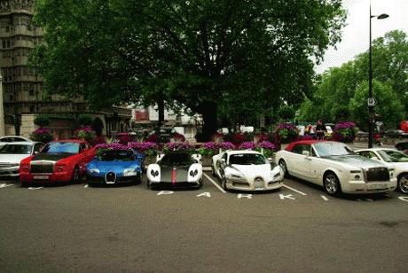 Hai chiếc Pagani Zonda Cinque và Bugatti trước cửa khách sạn Dorchester