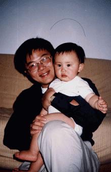 GS Ngô Bảo Châu và cô con gái nhỏ.