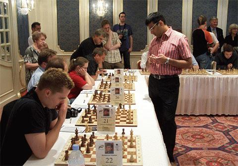 Viswanathan Anand trong một trận thi đấu cờ vua tập thể trước đó
