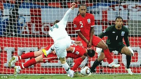John Terry xả thân cứu thua cho đội nhà