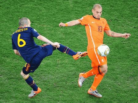 Iniesta và Sneijder, hai ƯCV lớn cho danh hiệu Quả bóng vàng FIFA