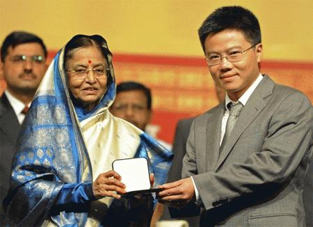 GS Ngô Bảo Châu nhận giải thưởng Fields từ Tổng thống Ấn Độ Pratibha Patil tại lễ khai mạc Đại hội Toán học thế giới ở Hyderabad, Ấn Độ trưa ngày 19/8/2010.