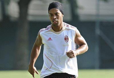 Ronaldinho đang nỗ lực tìm lại phong độ đỉnh cao. Ảnh: Reuters.