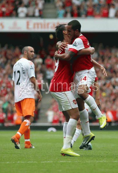 Theo Walcott ăn mừng bàn thắng (Ảnh: GettyImage