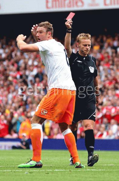 Thẻ đỏ dành cho Ian Evatt (Blackpool) (Ảnh: GettyImage)