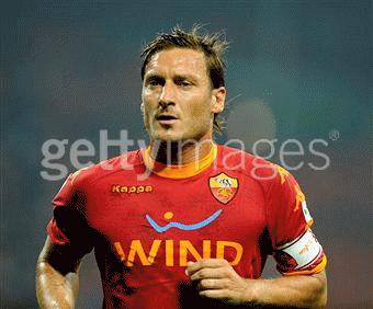 Totti, người có đường chuyền quyết định để Riise ghi bàn. (ảnh Getty)