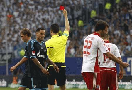 Chiếc thẻ đỏ của Howedes (trái) khiến Schalke quỵ ngã