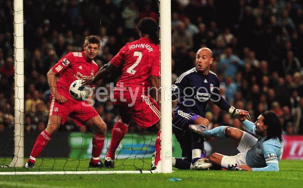 Tevez và pha ghi bàn nâng tỷ số lên 2-0 (Ảnh: GettyImages)